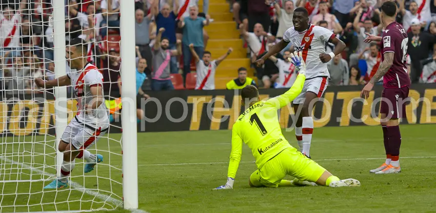 Un gol de Falcao rescató un punto para el Rayo en su último duelo con la Real en Vallecas