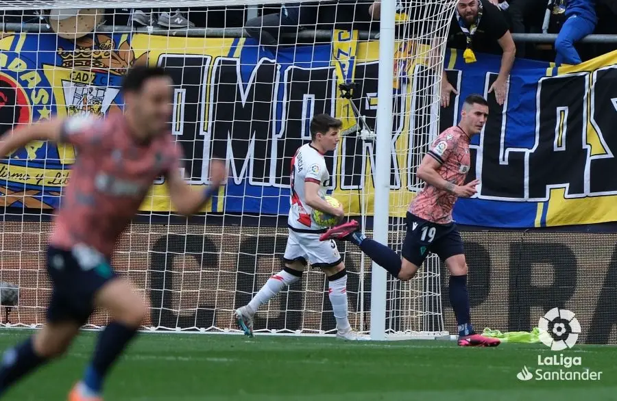 Sergi Guardiola no celebró el gol de la victoria del Cádiz pidiendo perdón con las manos