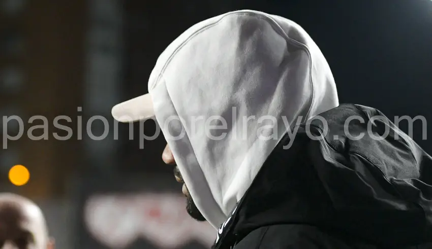 Bebé estuvo en el Estadio de Vallecas animando a sus compañeros