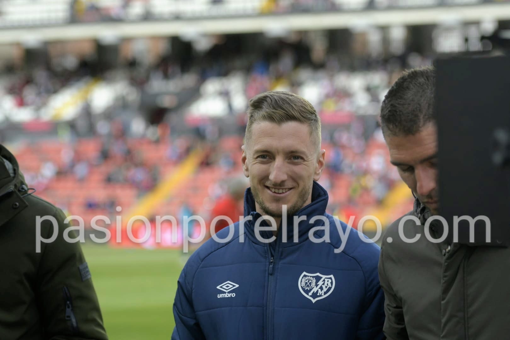 Iván Balliu estuvo en el estadio de Vallecas apoyando a sus compañeros