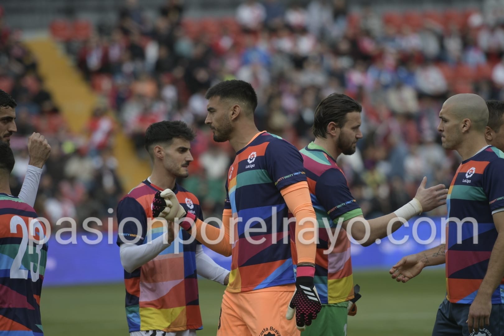 El ‘postureo’ de la lucha contra el racismo: de camisetas de colorines a las propuestas de multa al Rayo