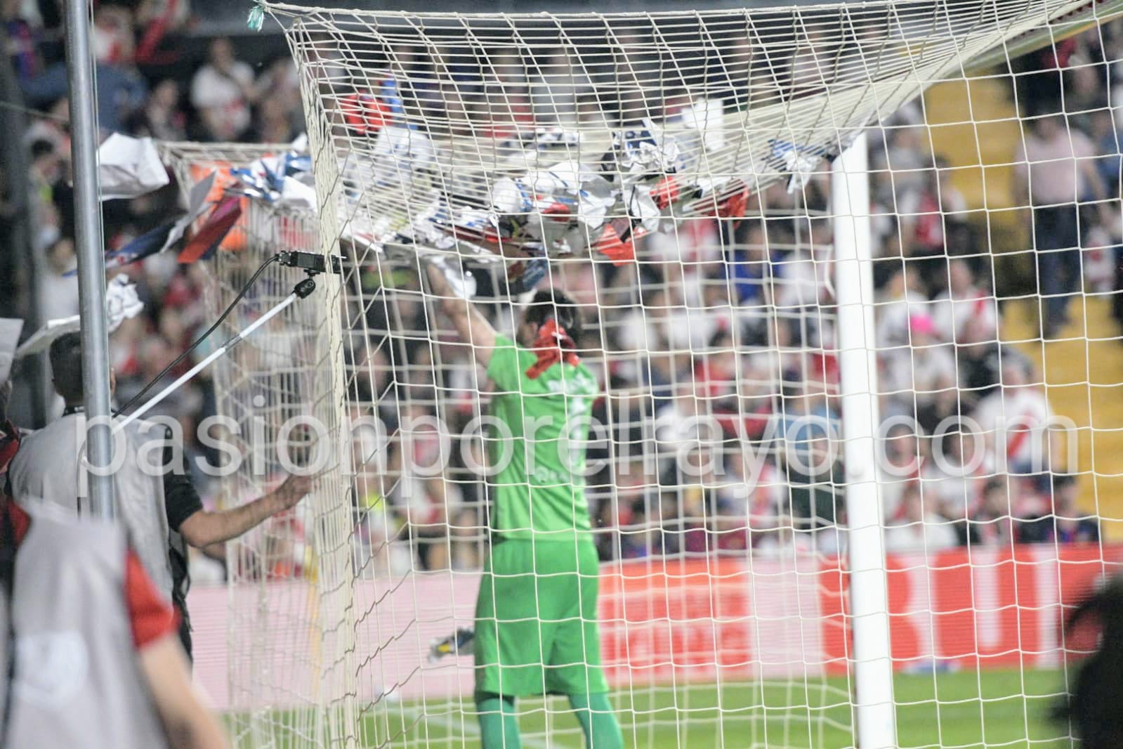 Dimitrievski vió la cuarta amarilla por pérdida de tiempo y queda apercibido de sanción