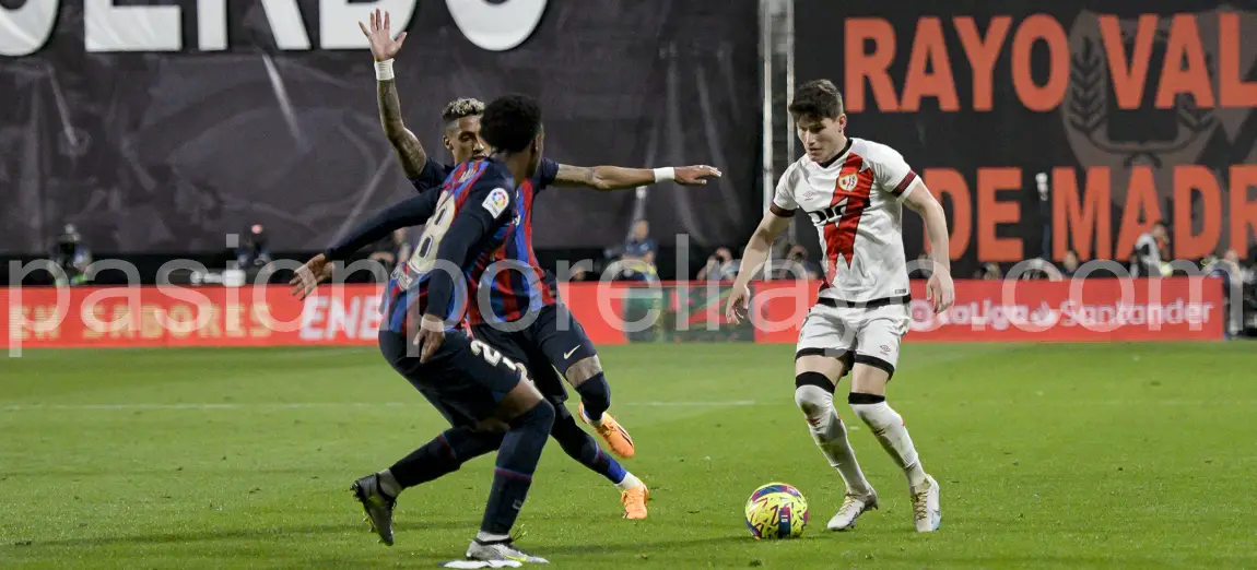 Los defensas del Rayo ‘se cuelan’ en terreno de centrocampistas