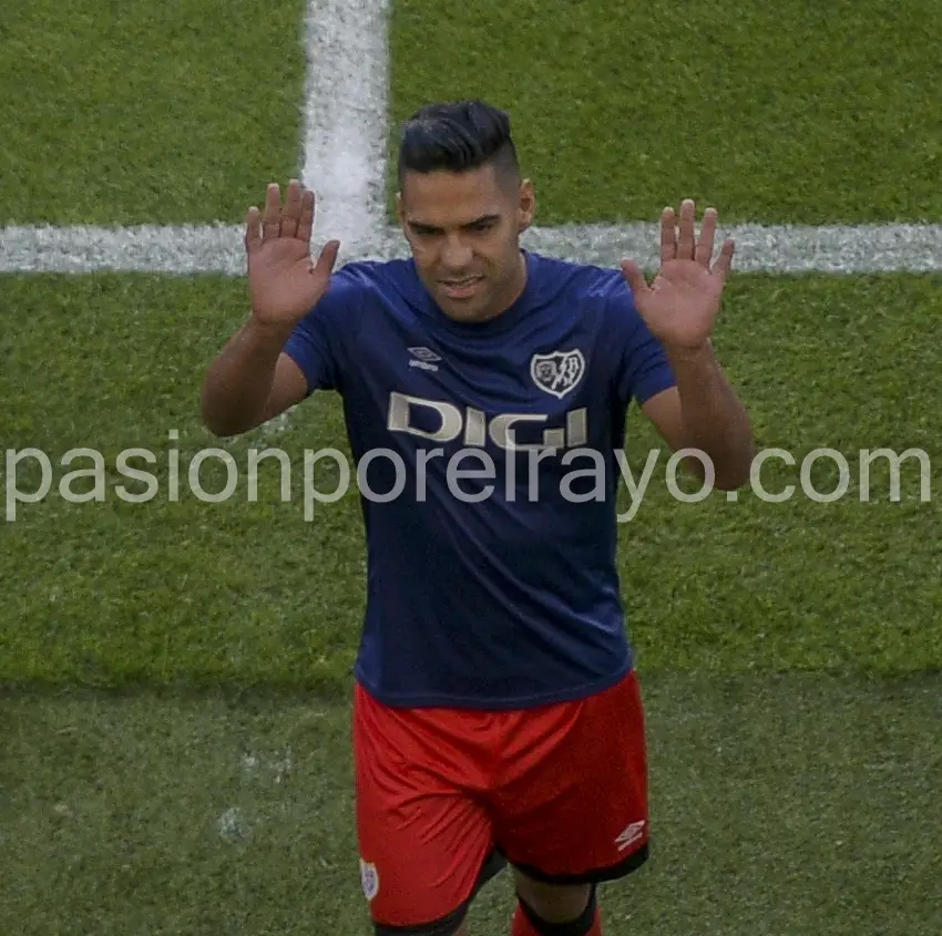 El Oporto emocionó a Falcao con un emotivo homenaje en su regreso con el Rayo Vallecano