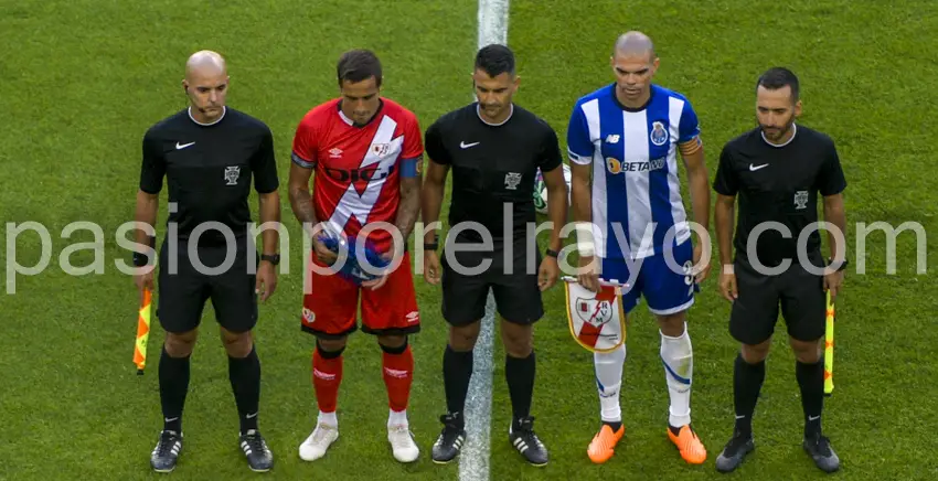 Intercambio de banderines en el primer enfrentamiento Oporto – Rayo Vallecano