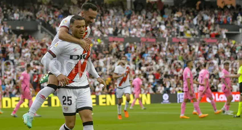 Raúl de Tomás volvió de su lesión generando peligro y dando una asistencia