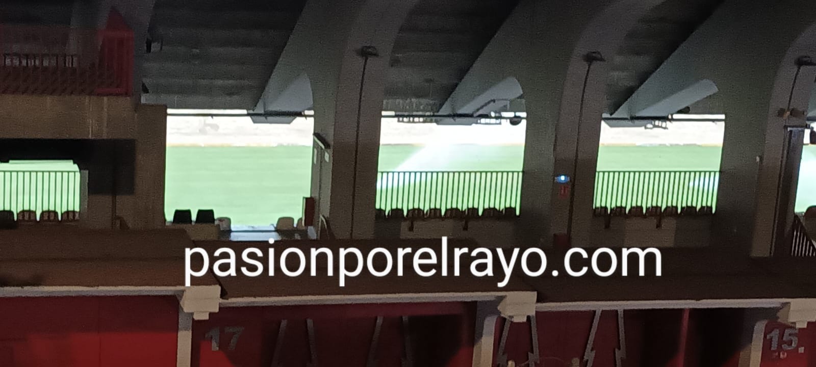 El estadio de Vallecas ya tiene nuevo césped