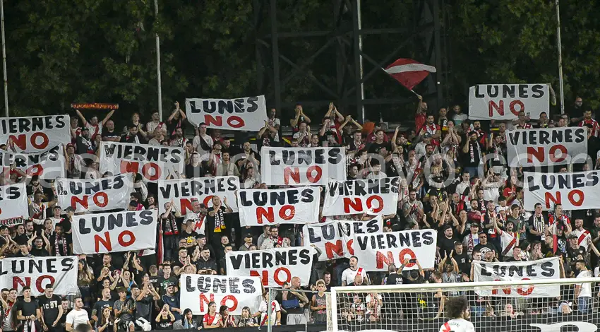 Las aficiones de Rayo y Alavés se unieron en la protesta contra los horarios de Laliga
