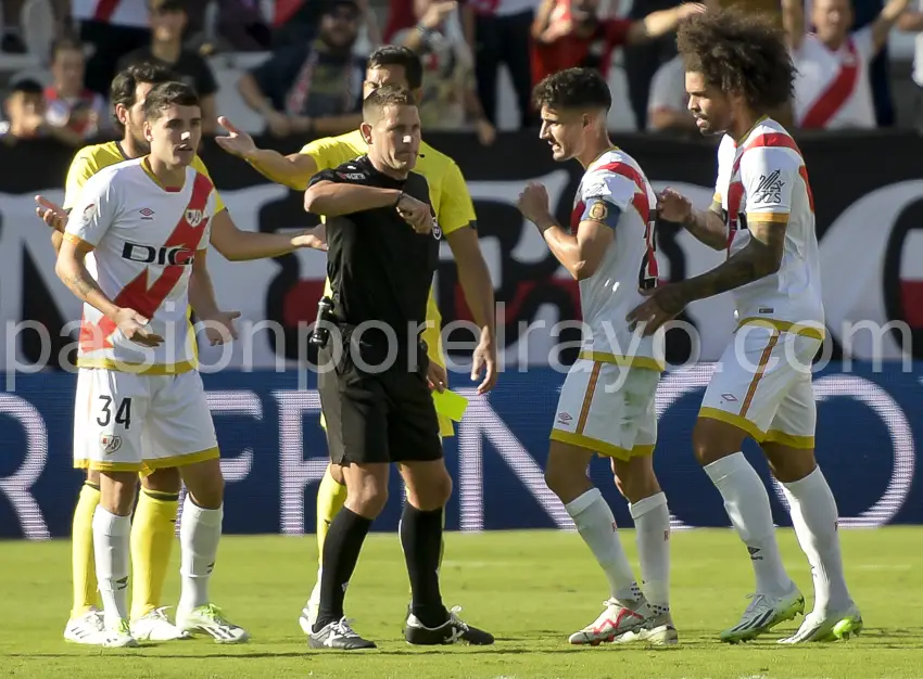El Rayo pidió penalti por mano de Alberto Moreno