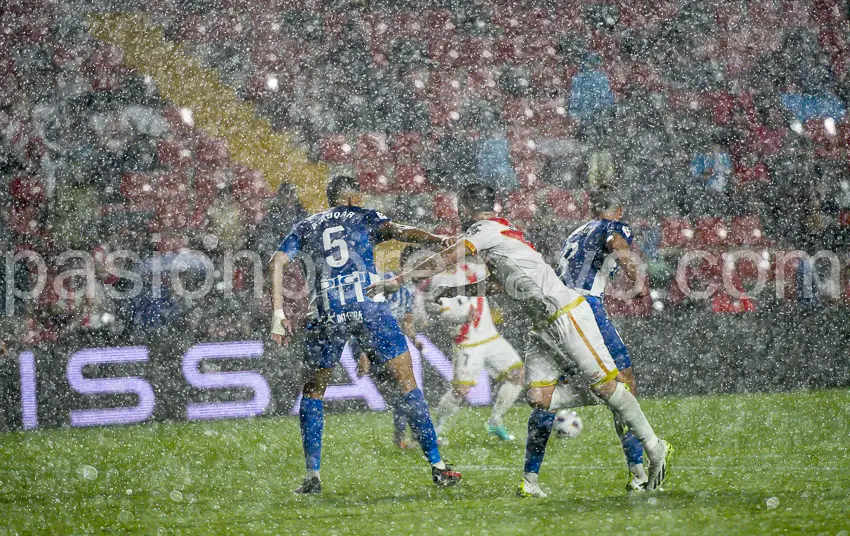 El nuevo césped del estadio de Vallecas resistió el ‘diluvio’