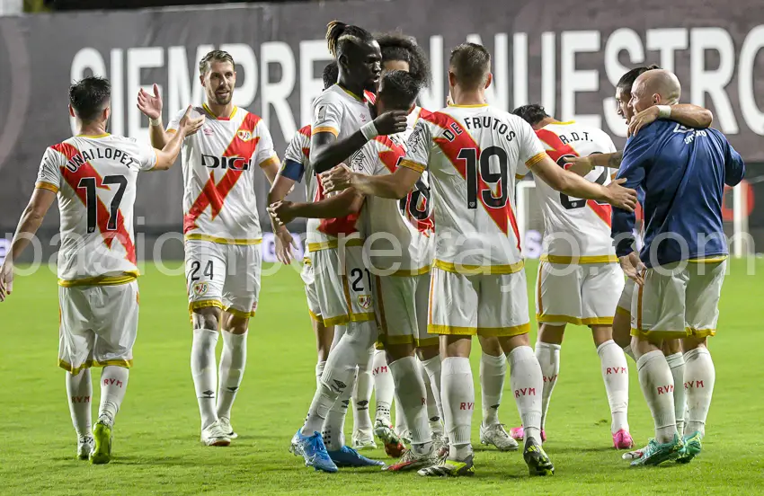 Rayo Vallecano 2-0 Alavés: El Rayo vence bajo el diluvio