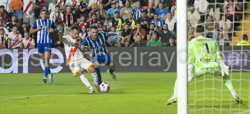 El Rayo Vallecano recibió su tercer penalti a favor (pese a que Luis García Plaza no lo vió)