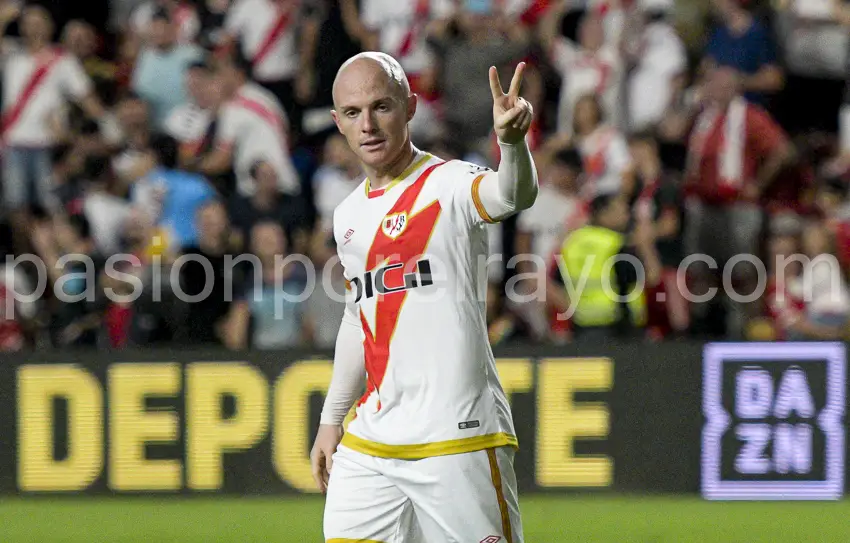 Isi le dedicó su gol en el Rayo Vallecano – Alavés al lesionado Mario Hernández