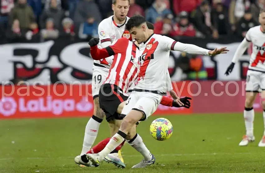 Óscar Valentín vio la primera tarjeta roja con la camiseta del Rayo Vallecano