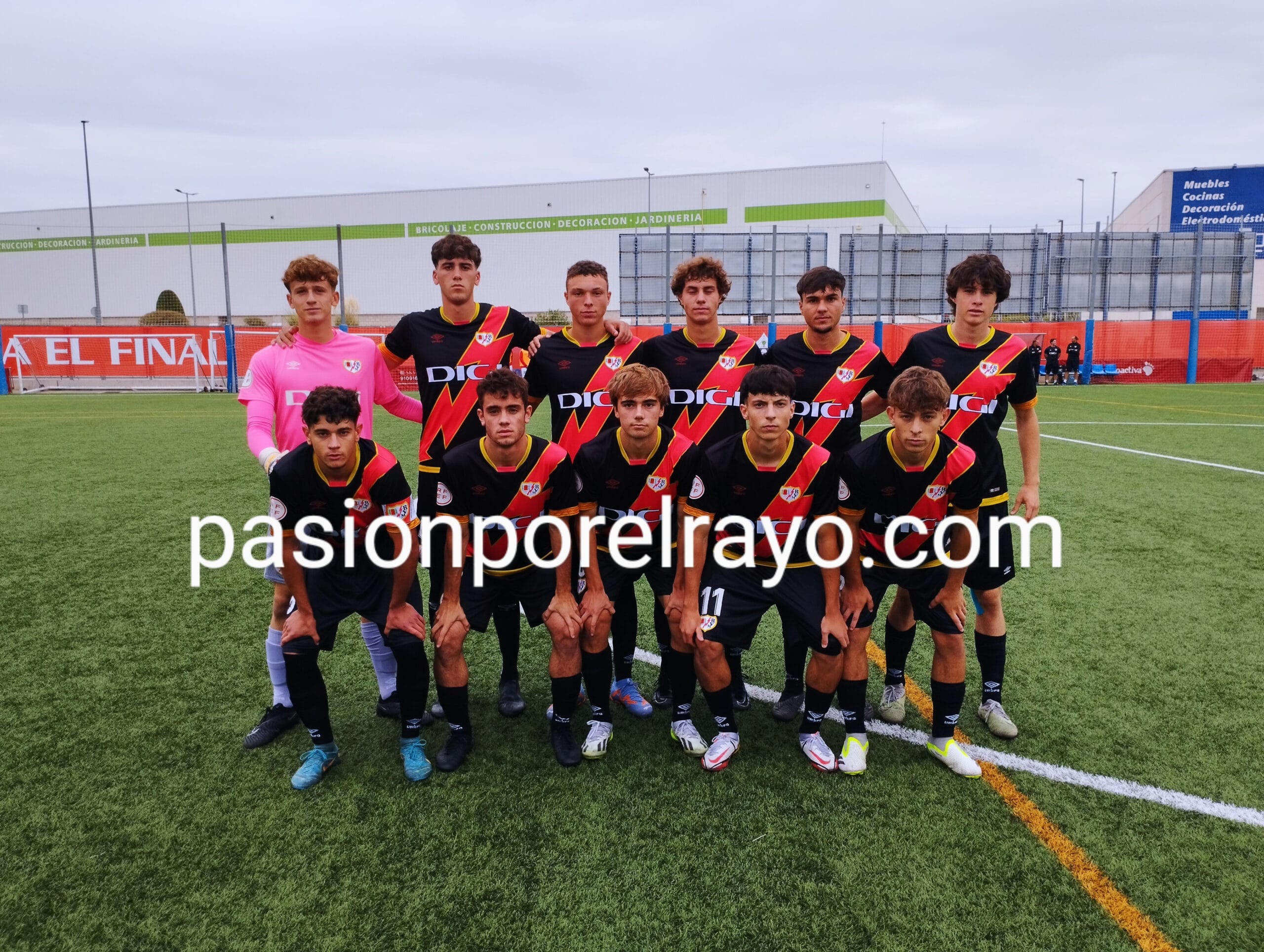 El Rayo Juvenil A golea (4-0) al Rayo Majadahonda y sigue su pulso con el líder