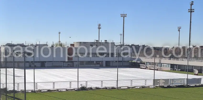 El Rayo protege el césped del campo 5 de la ciudad deportiva