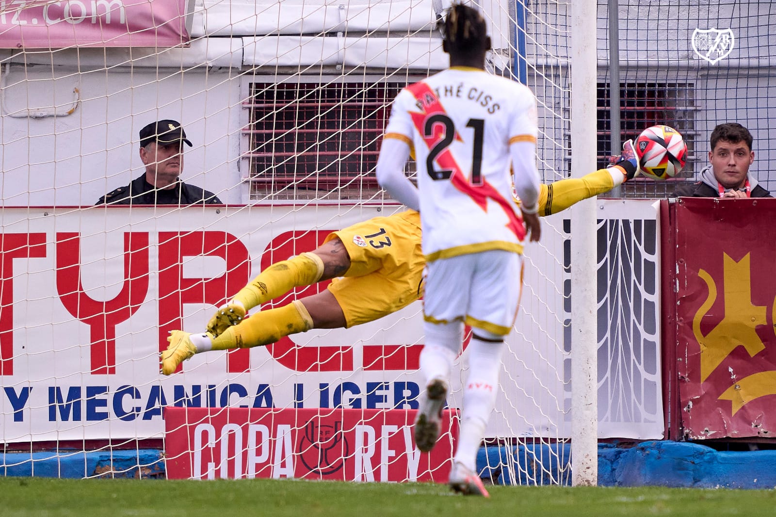 Dani Cárdenas salió al rescate del Rayo Vallecano con un paradón