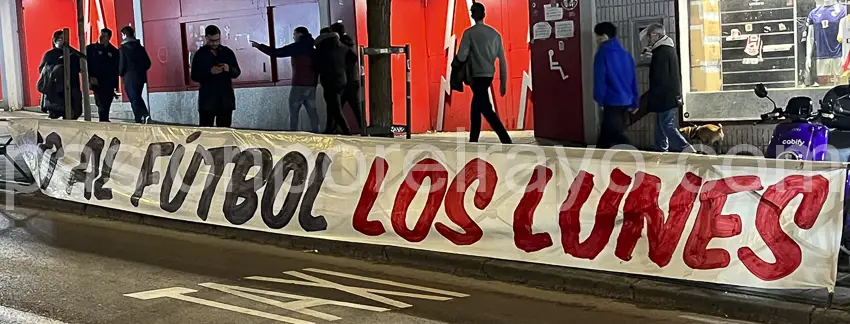 Pancarta de «No al fútbol los lunes» en la Avenida de la Albufera
