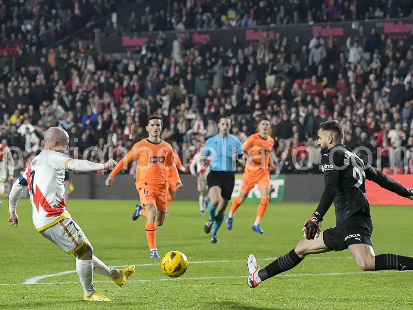 Isi tuvo en sus botas la más clara del partido ante el Valencia