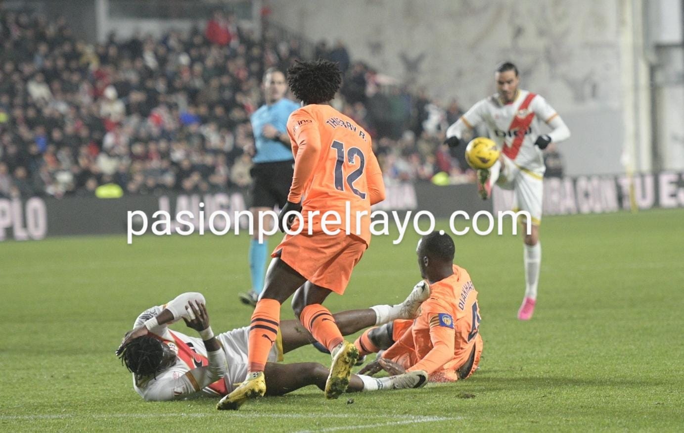 Alberola Rojas desquició al Rayo y perdonó la roja a Hugo Guillamón del Valencia