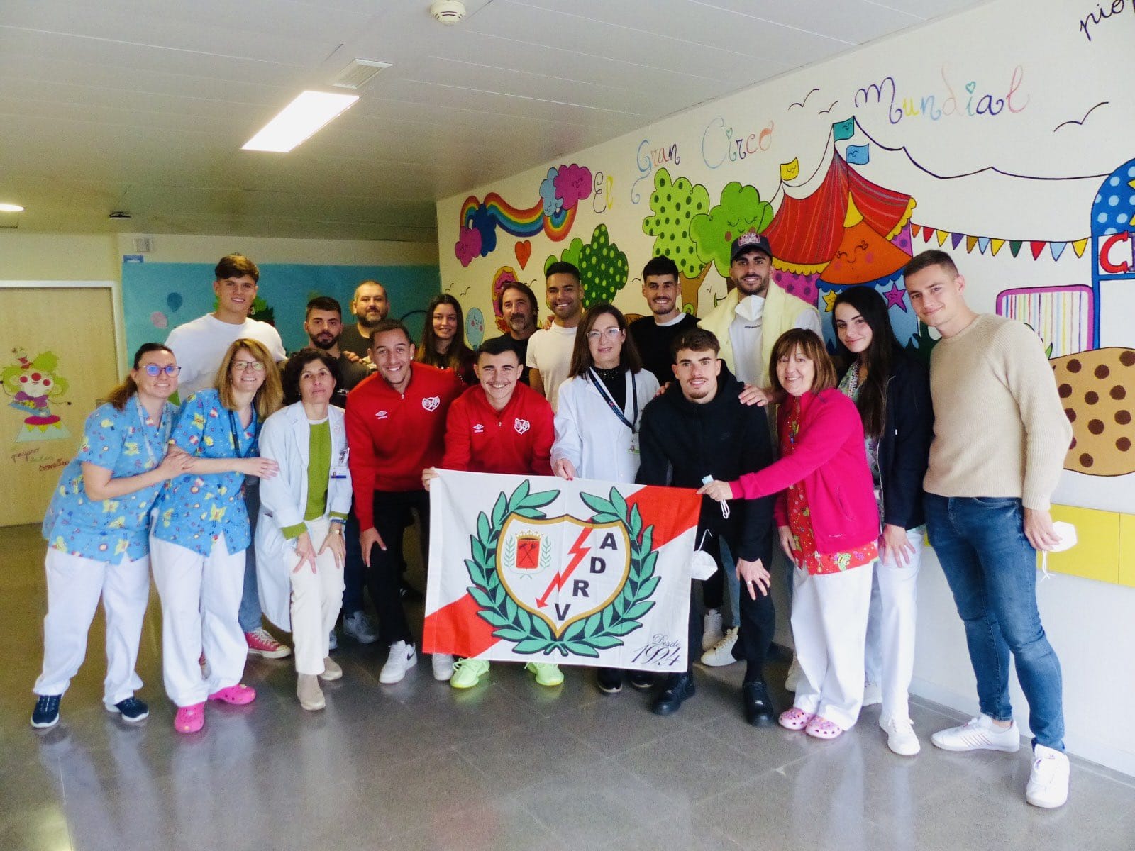 Plataforma ADRV y jugadores de Rayo y Rayo B visitaron niños enfermos en el hospital y repartieron regalos