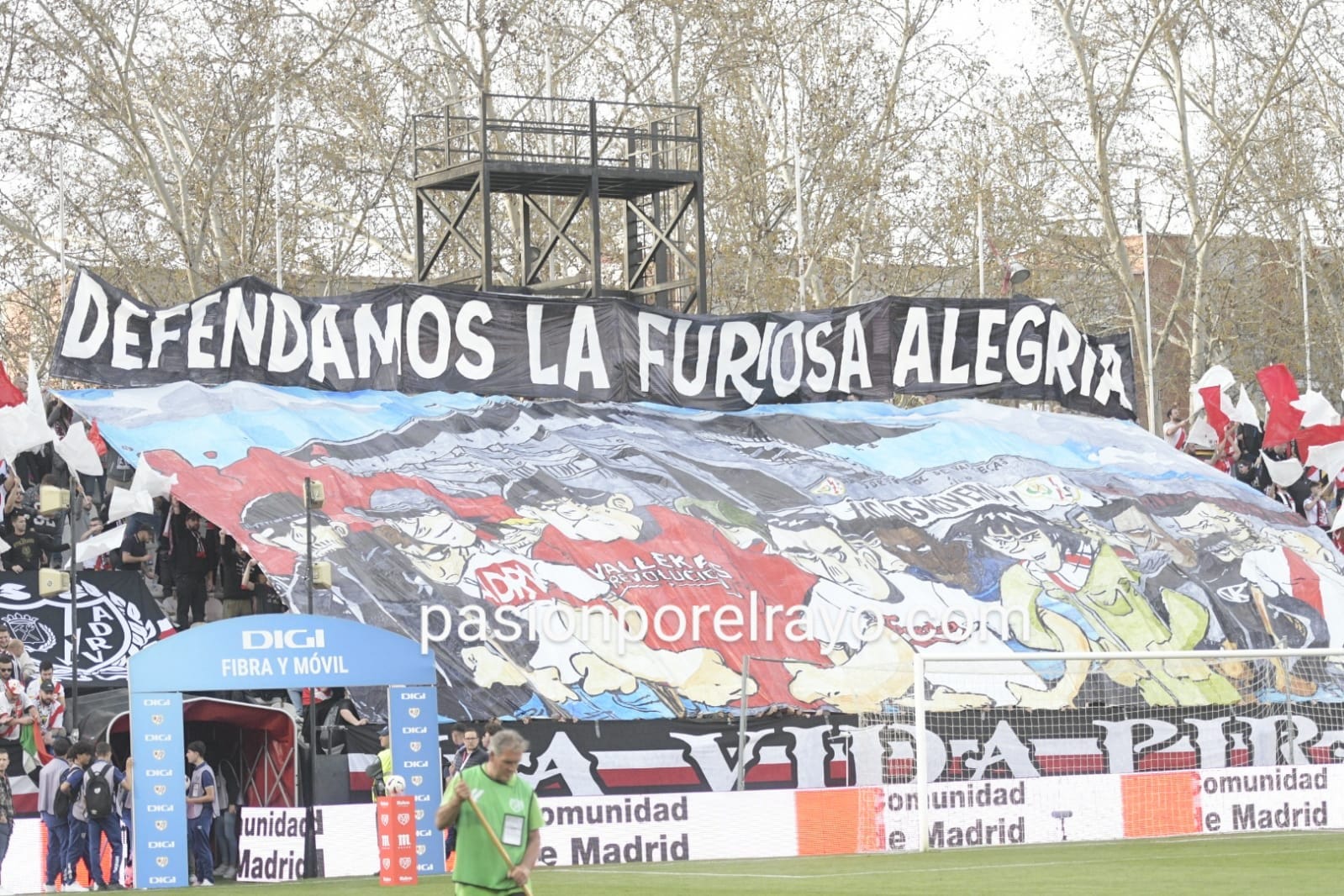 Tifo con mensaje para la afición del Rayo Vallecano: «Defendamos la furiosa alegría»