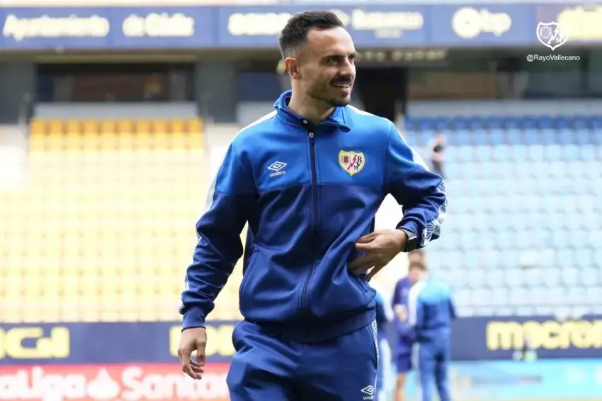 Álvaro García fue baja en el Alavés – Rayo Vallecano por unas molestias