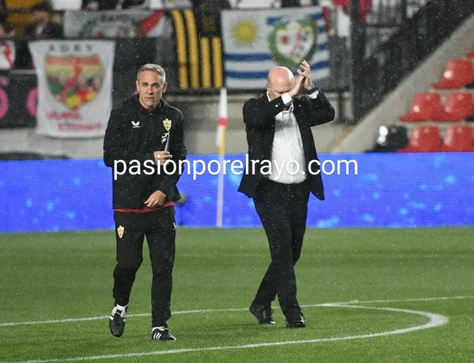 Ovación de gala bajo la lluvia para Pepe Mel