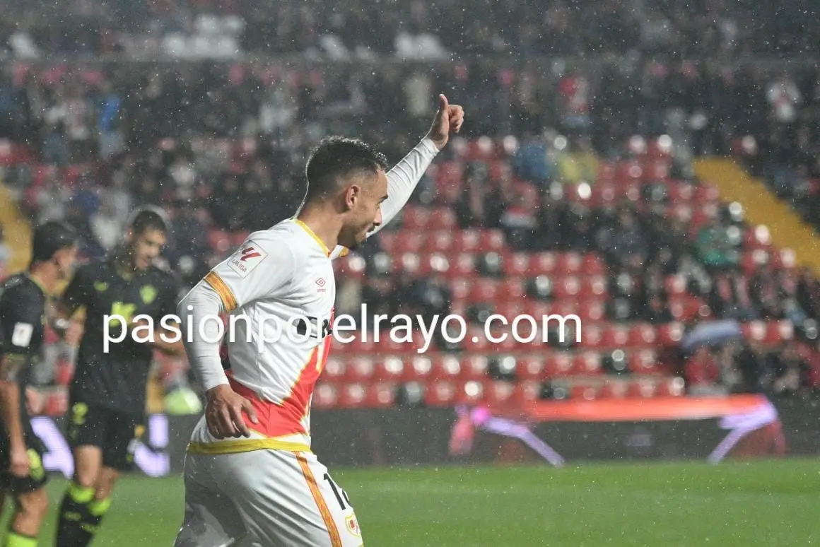 Álvaro García continúa entrenando al margen del equipo