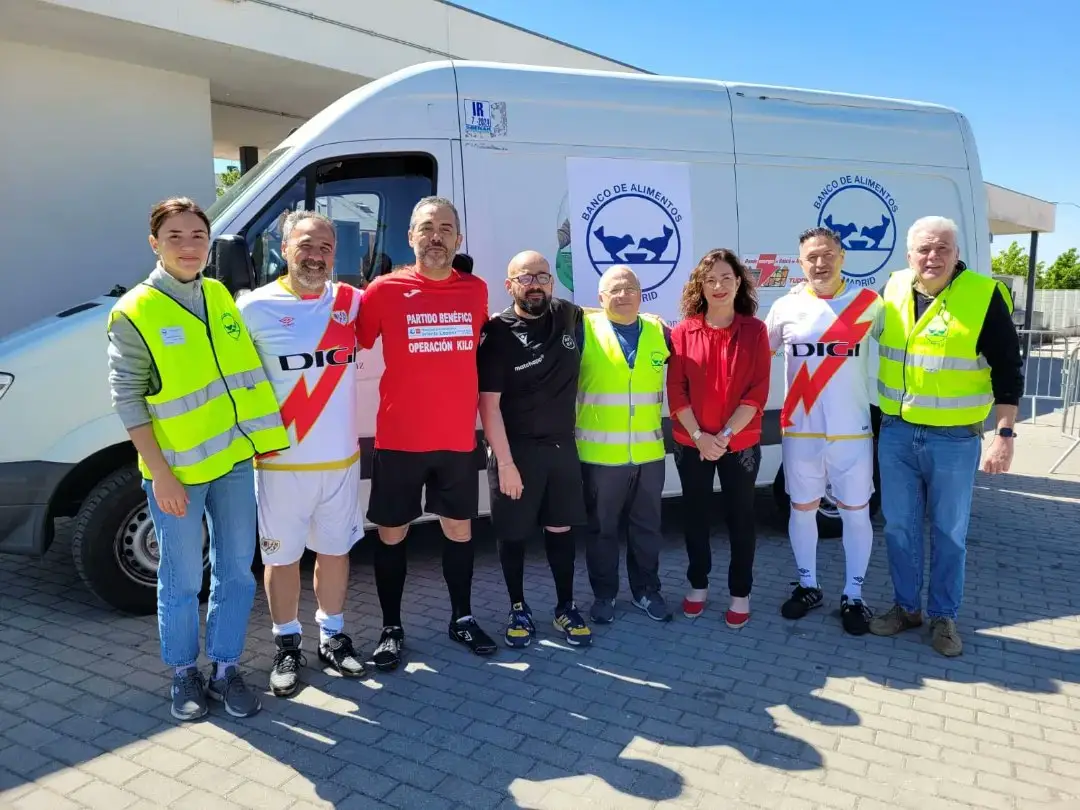 Veteranos del Rayo Vallecano y el Hospital Infanta Leonor donan 1200 kilos de comida al Banco de Alimentos