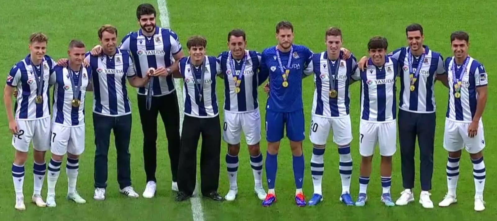 El homenaje multitudinario de la Real Sociedad a sus campeones (y a Camello de refilón)