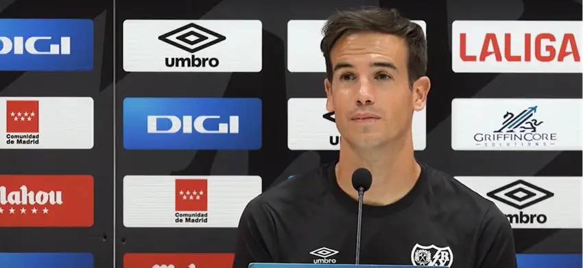 Iñigo Pérez en la previa del Real Sociedad – Rayo: «Me gustaría ver un equipo que está continuamente atacando, siendo capaz de defender muy alto»