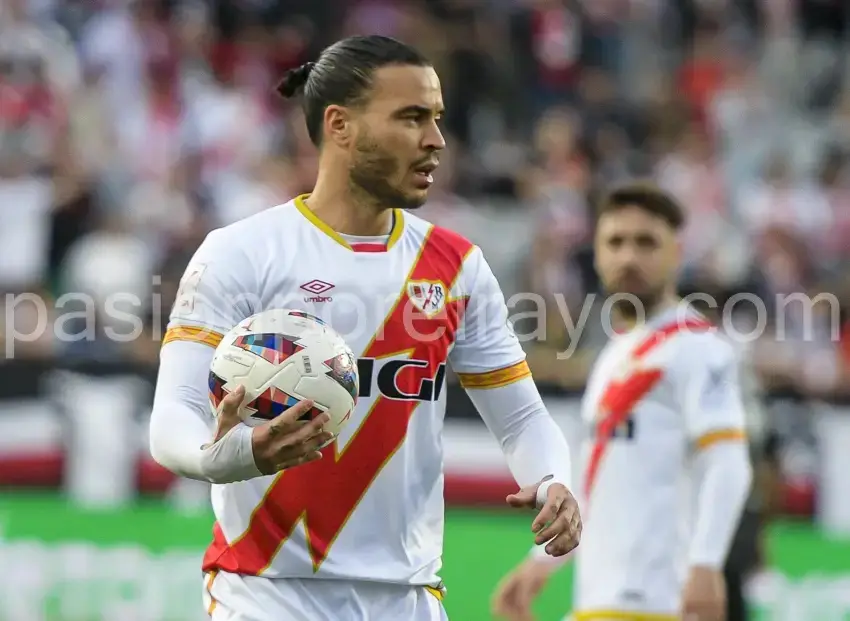 Raúl de Tomás, baja en el entrenamiento por razones médicas