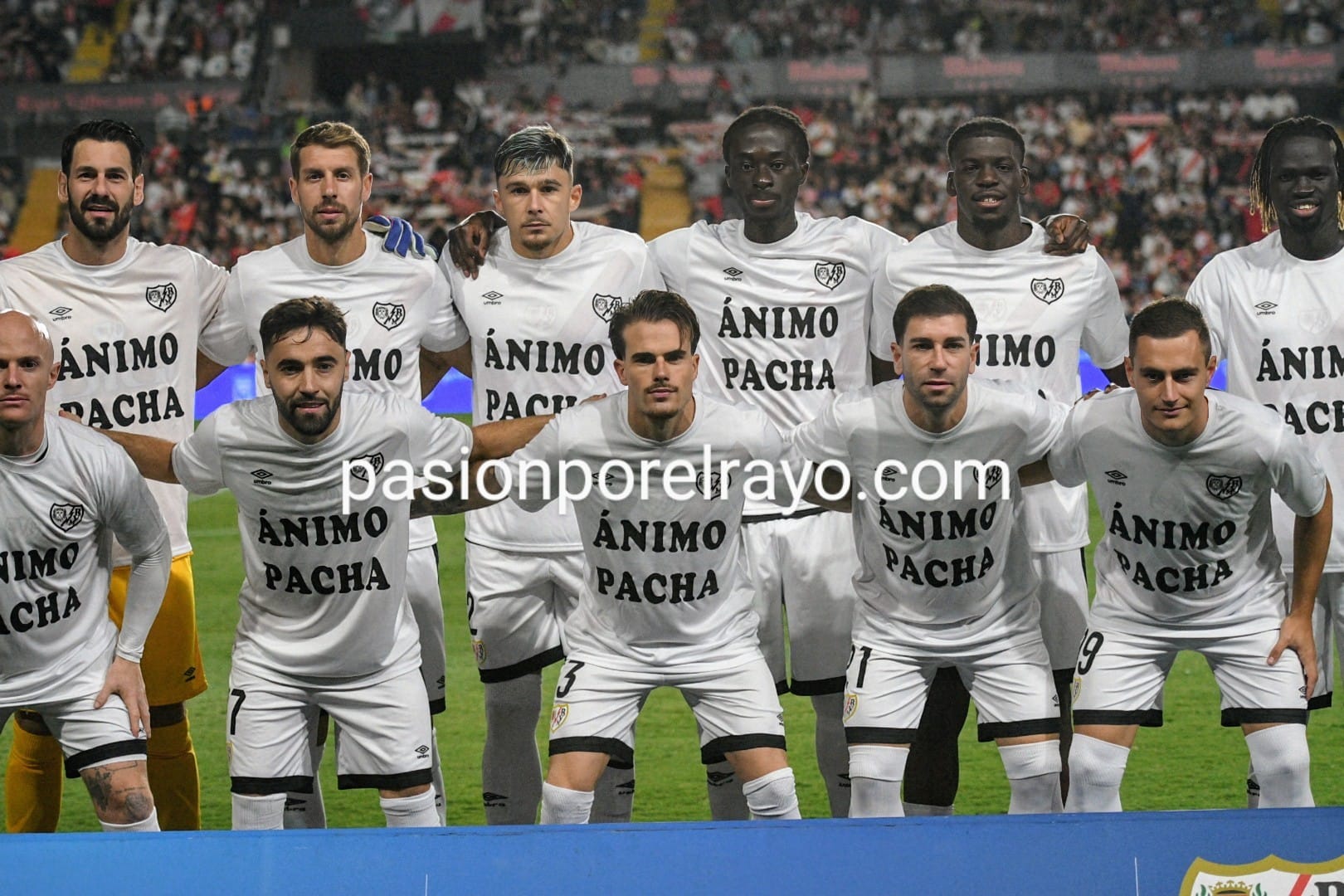 Los jugadores del Rayo mostraron camisetas de apoyo al Pacha Espino tras su grave lesión