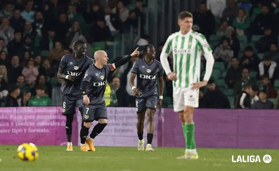 Isi celebra su bicentenario con un gol de bandera