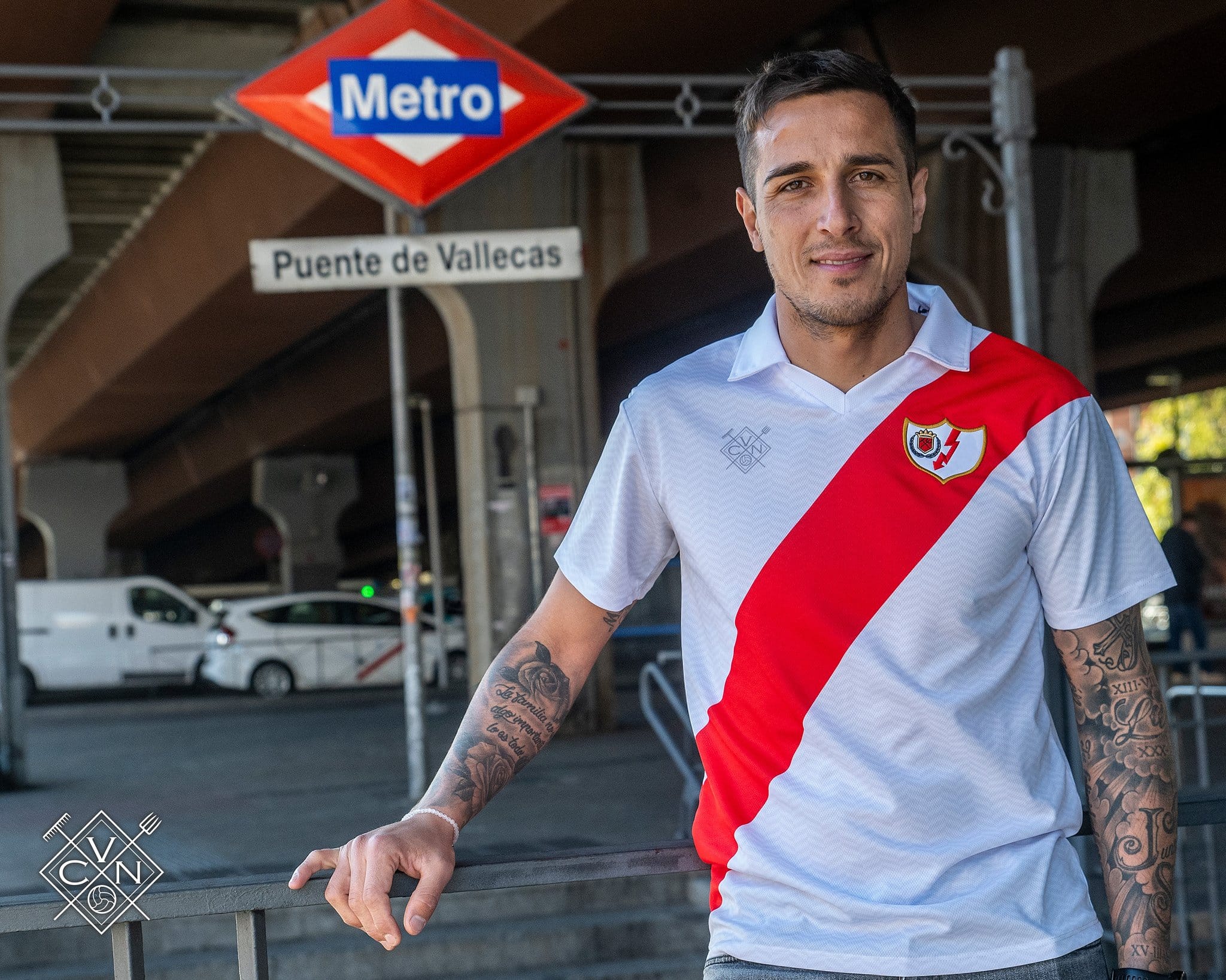 VCN presenta sus camisetas del centenario del Rayo Vallecano