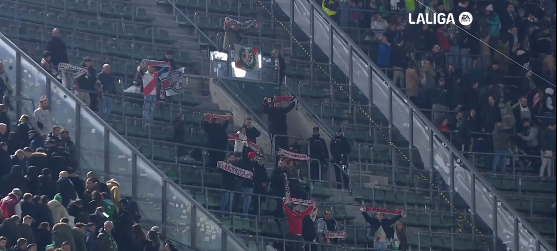 Equipo y afición, unidos: Jugadores y rayistas celebraron (desde la distancia) un sufrido punto