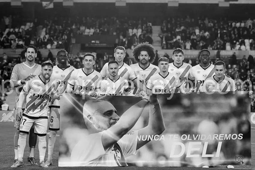 Los jugadores del Rayo portaron un cartel con la imagen de Delibasic y un «Nunca te olvidaremos»