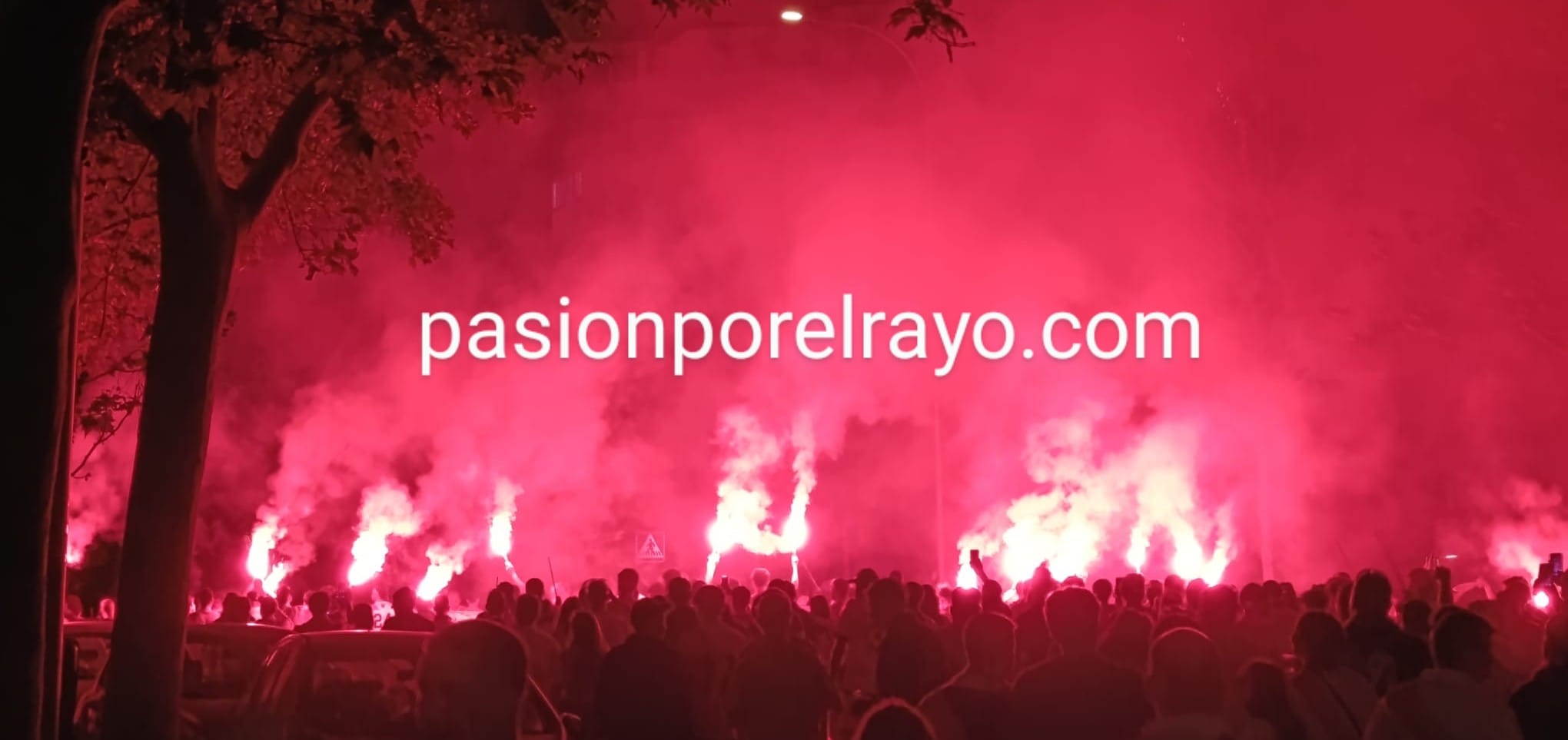 El rayismo se echa a la calle y abarrota la fuente de la Asamblea para recibir al Rayo