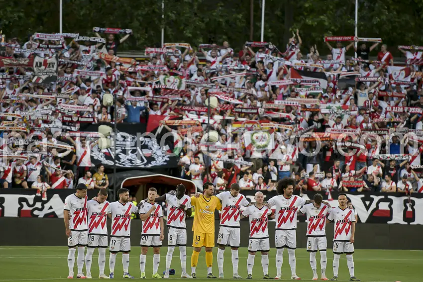 Minuto de aplausos en el Rayo Vallecano – Mallorca en memoria de Antonio Hita y Santiago Braojos