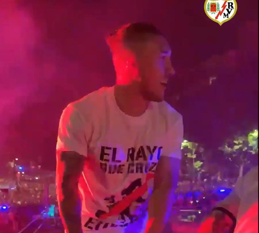 «El Rayo que cruza Europa»: mensaje en las camisetas y el bus de la celebración del Rayo