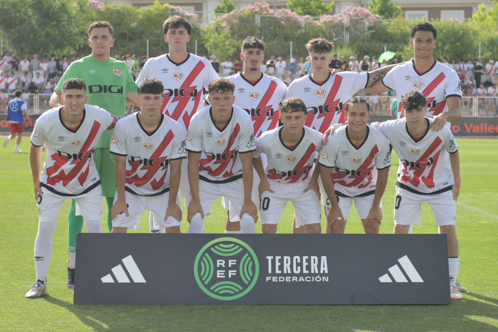El fútbol madrileño celebra el ascenso del Rayo B: Parla, Torrejón, Miraflor y Villa de Madrid, los beneficiados