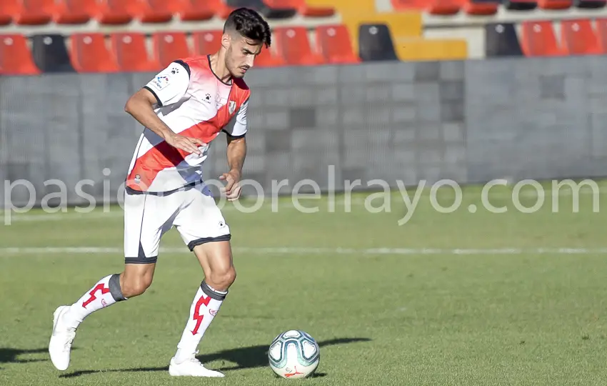 Óscar Valentín: «En mi cabeza está terminar mi carrera en el Rayo Vallecano»