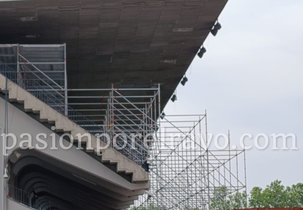Empieza la operación 'retirada' en el Estadio de Vallecas 3 andamios_estadio_vallecas