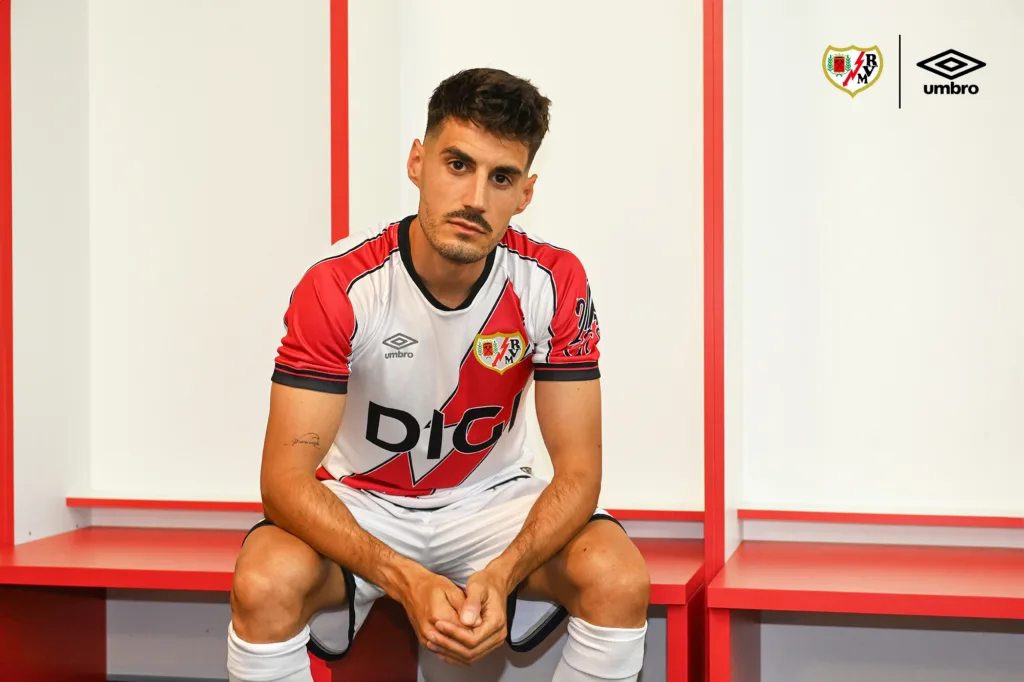 El Rayo ya tiene equipaciones para la 25-26 5 primera oscar