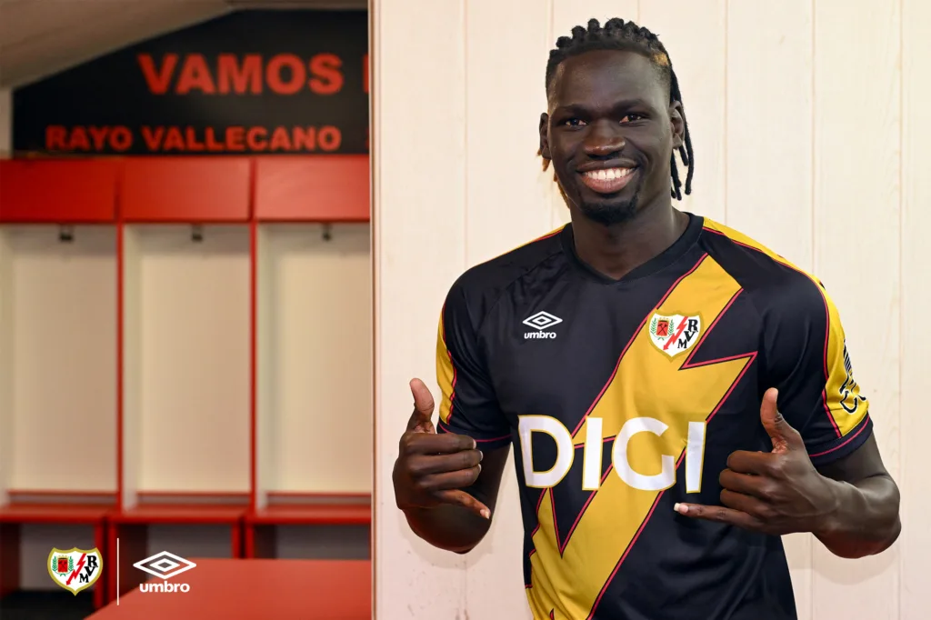 El Rayo ya tiene equipaciones para la 25-26 7 tercera ciss