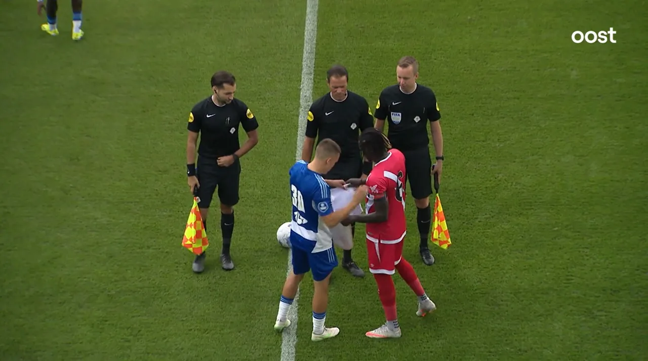 Intercambio banderines Zwolle - Rayo Vallecano