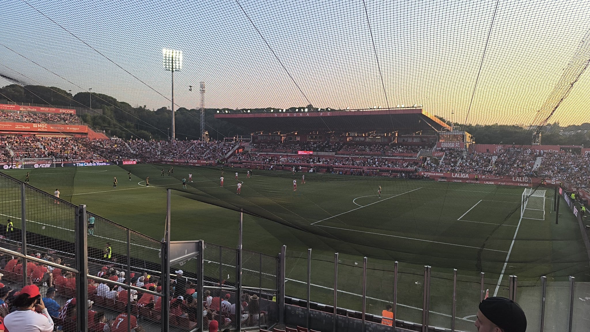 Casi un centenar de rayistas en Montilivi: Quejas por la grada visitante