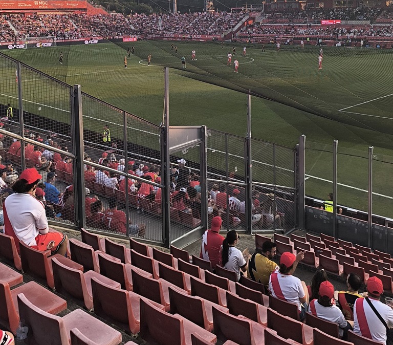Casi un centenar de rayistas en Montilivi: Quejas por la grada visitante 3 Foto de la afición del Rayo en Girona