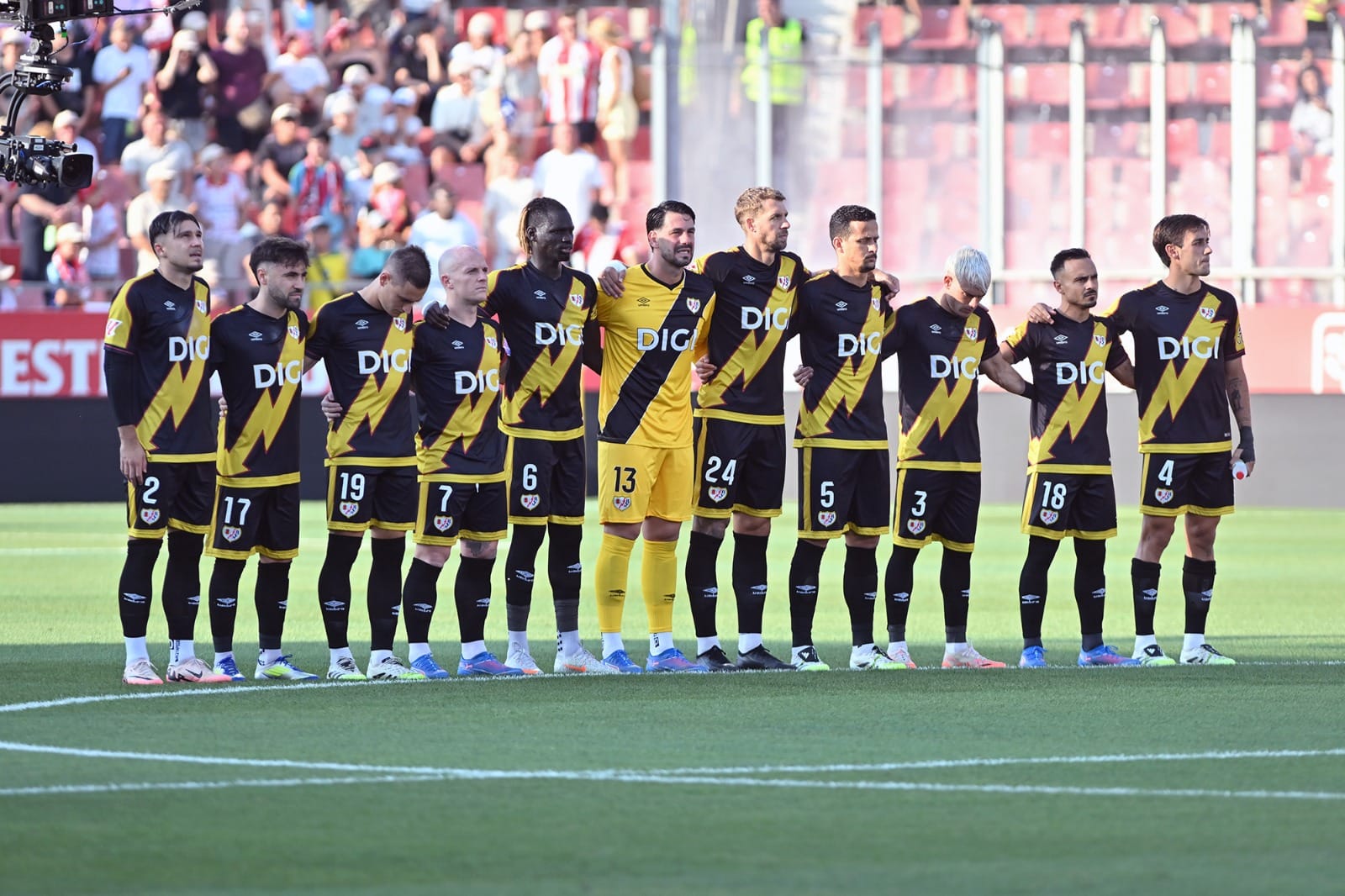 Minuto de silencio antes del Girona – Rayo Vallecano